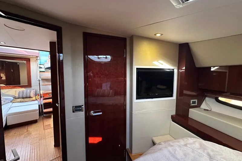 Slide: The Image of Luxurious interior of 2014 Sea Ray Sundancer 510 yacht with modern furnishings. - 32