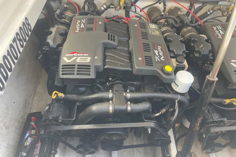Slide: The Image of 1998 Fountain 29 Fever boat engine, MerCruiser V8, 7.4 MPI, detailed view. - 11