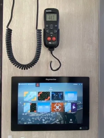 Slide: The Image of Leopard 43 PC 2019: Navigation system and radio device. - 20