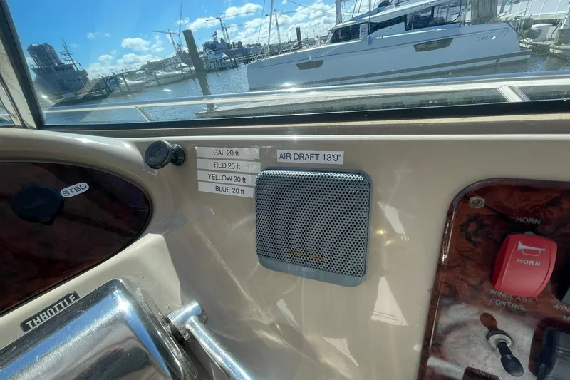 Slide: The Image of Sea Ray Sundancer 460 1999 - 61