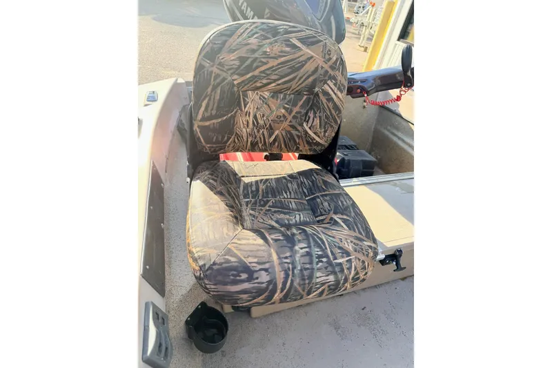 Slide: The Image of Camouflage boat seat in a 2006 HIGH TIDE 15 model. - 10
