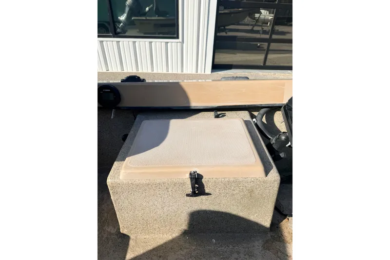 Slide: The Image of 2006 HIGH TIDE 15 boat interior with storage compartment and Yamaha equipment. - 5