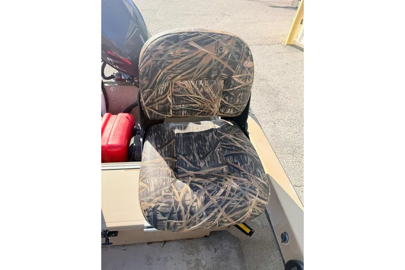 Slide: The Image of Camouflage-patterned boat seat on a 2006 HIGH TIDE 15 model. - 6
