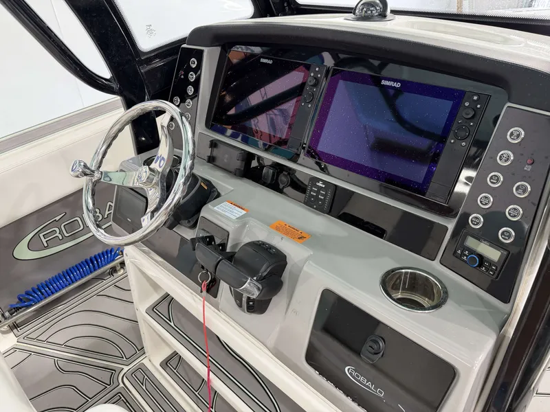 Slide: The Image of Robalo R250 Center Console 2023 - 22