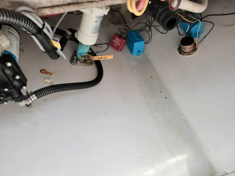 Slide: The Image of Electrical wiring in Southport Center Console 26 boat, year 2007. - 6