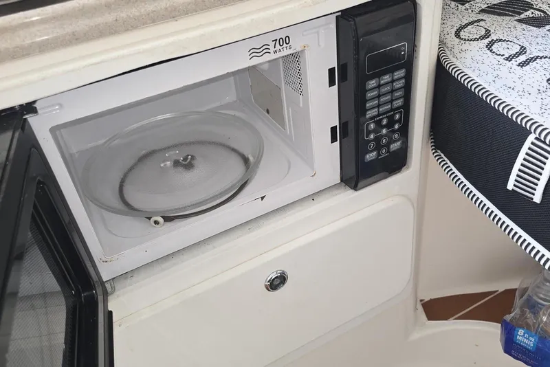 Slide: The Image of Microwave inside 2004 Stamas 290 Express boat, featuring a 700-watt power rating. - 15
