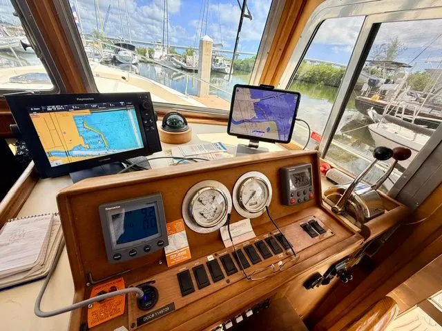 Slide: The Image of Mainship 400 Trawler 2004 helm with navigation equipment. - 11