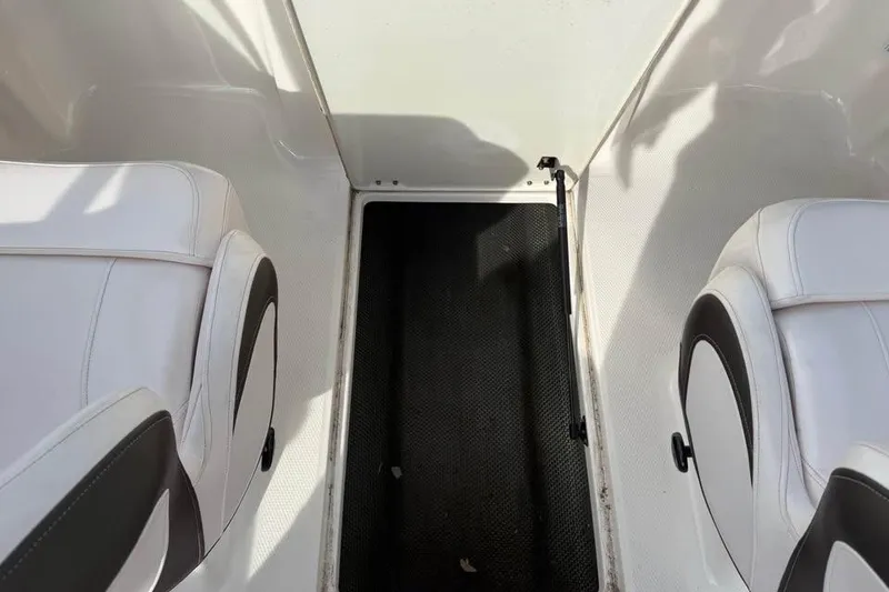 Slide: The Image of Interior view of 2020 Chaparral 21 SSi OB boat with white seating. - 17