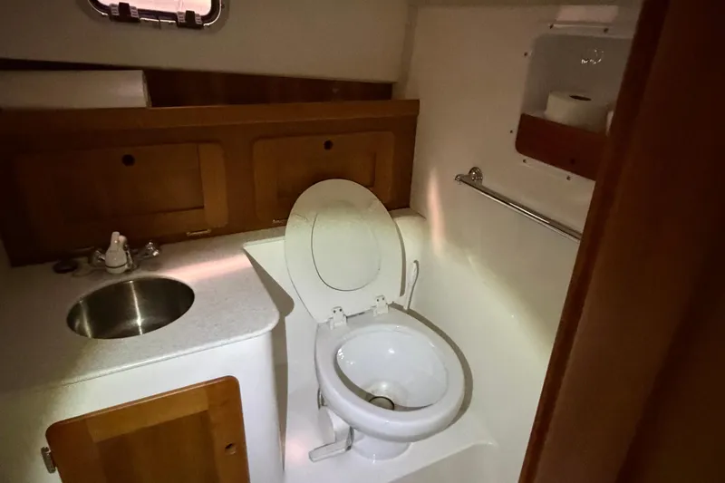Slide: The Image of 2007 Hunt Yachts Surfhunter 29 bathroom with sink and toilet. - 14