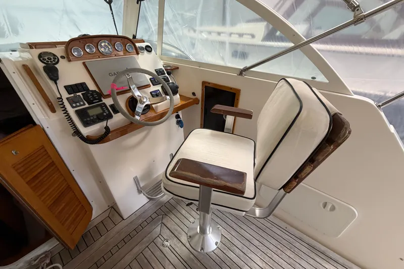 Slide: The Image of Helm of 2007 Hunt Yachts Surfhunter 29 with steering wheel and navigation instruments. - 3