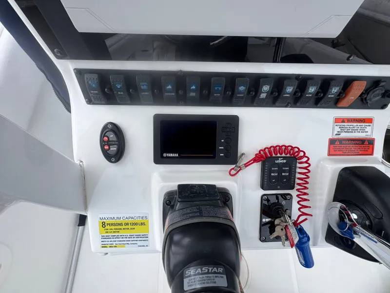 Slide: The Image of Sea Hunt Ultra 235SE 2017 - 13