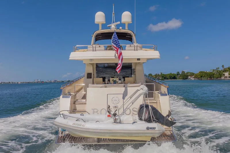 Slide: The Image of Gianetti 86 Motoryacht 2003 cruising with American flag, rear view on open water. - 4