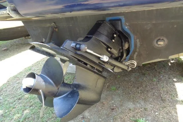 Slide: The Image of 2005 Sea Ray Sundancer 260 boat propeller and stern drive detail. - 29