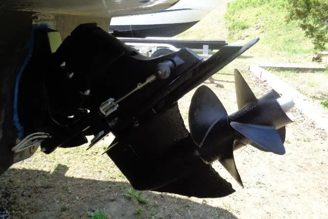 Slide: The Image of Propeller of a 2005 Sea Ray Sundancer 260 boat, displayed outdoors. - 31