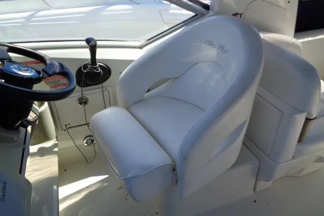 Slide: The Image of Captain's seat and helm of 2005 Sea Ray Sundancer 260 boat. - 6
