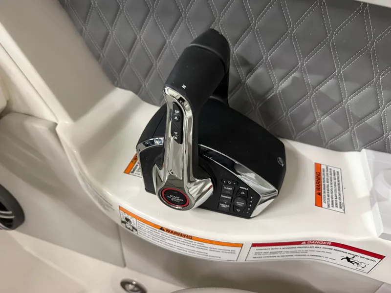 Slide: The Image of Sea Ray SLX 350 2026 - 18
