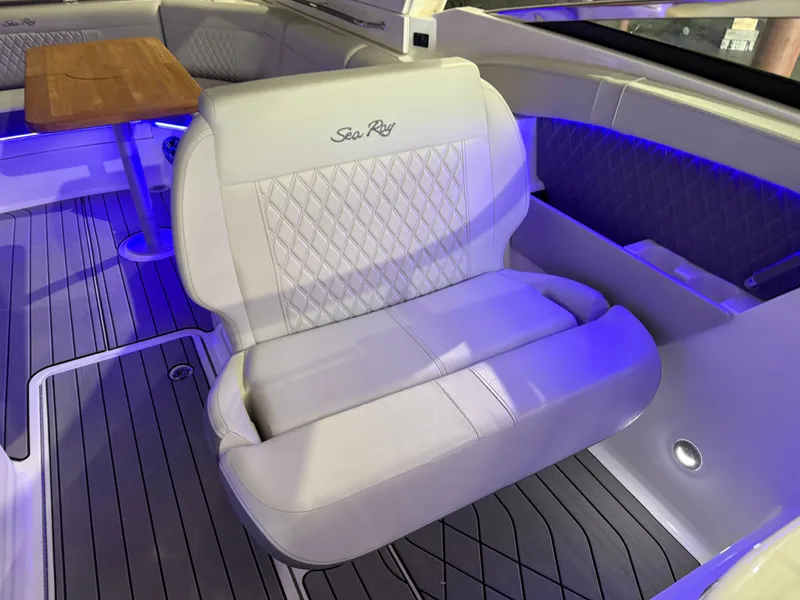 Slide: The Image of Sea Ray SLX 350 2026 - 30