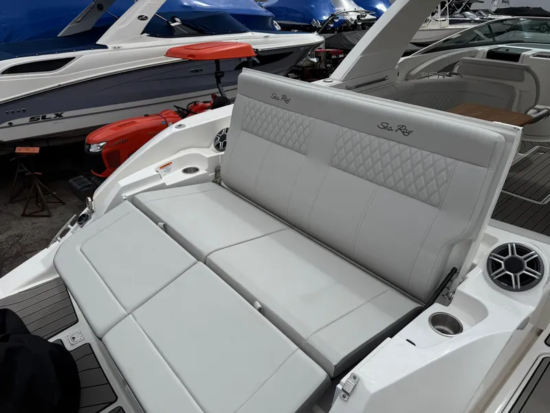 Slide: The Image of Sea Ray SLX 350 2026 - 36