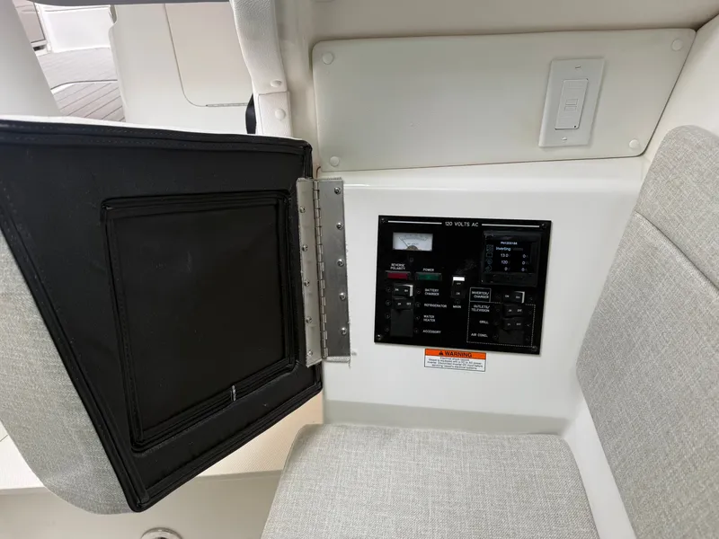 Slide: The Image of Sea Ray SLX 350 2026 - 43