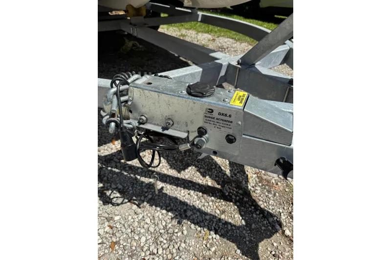Slide: The Image of Trailer hitch of 2025 Mako Pro Skiff 19 CC boat, featuring a DX6.6 surge actuator. - 10
