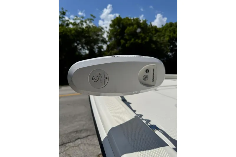 Slide: The Image of Close-up of i-Pilot trolling motor on 2025 Mako Pro Skiff 19 CC boat. - 21