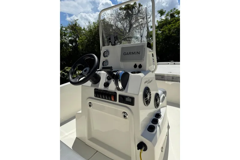 Slide: The Image of Center console of 2025 Mako Pro Skiff 19 CC with Garmin navigation system. - 7