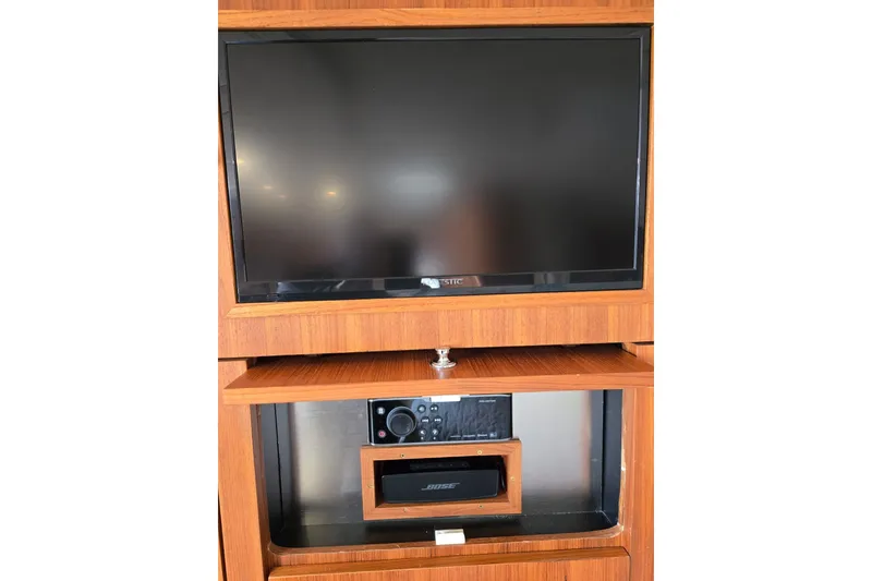 Slide: The Image of Entertainment system on 2006 Tiara Yachts 3200 Open, featuring a TV and Bose audio. - 34