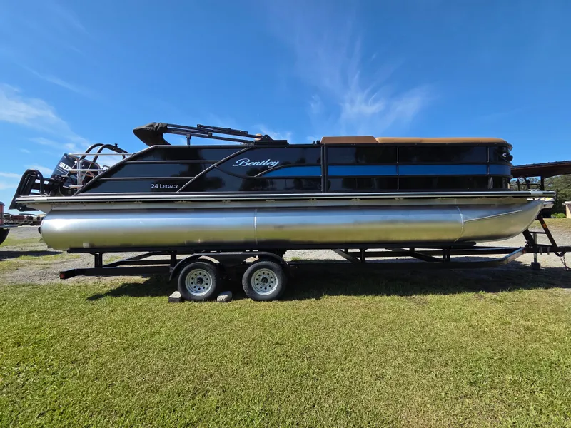 The Image of Bentley Pontoons Legacy 243 SPORT3 Swingback 2026 - 0