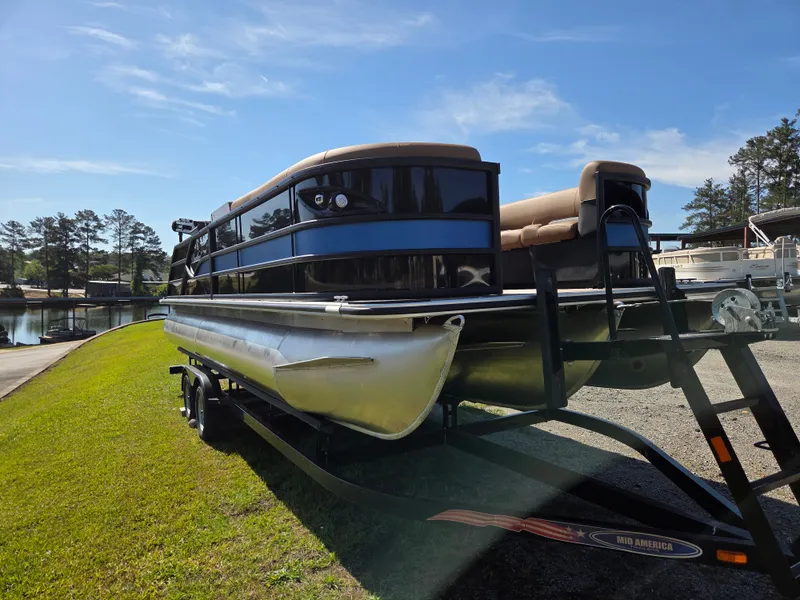 Slide: The Image of Bentley Pontoons Legacy 243 SPORT3 Swingback 2026 - 2