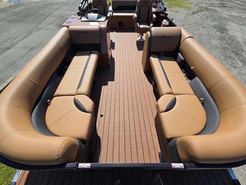 Slide: The Image of Bentley Pontoons Legacy 243 SPORT3 Swingback 2026 - 3