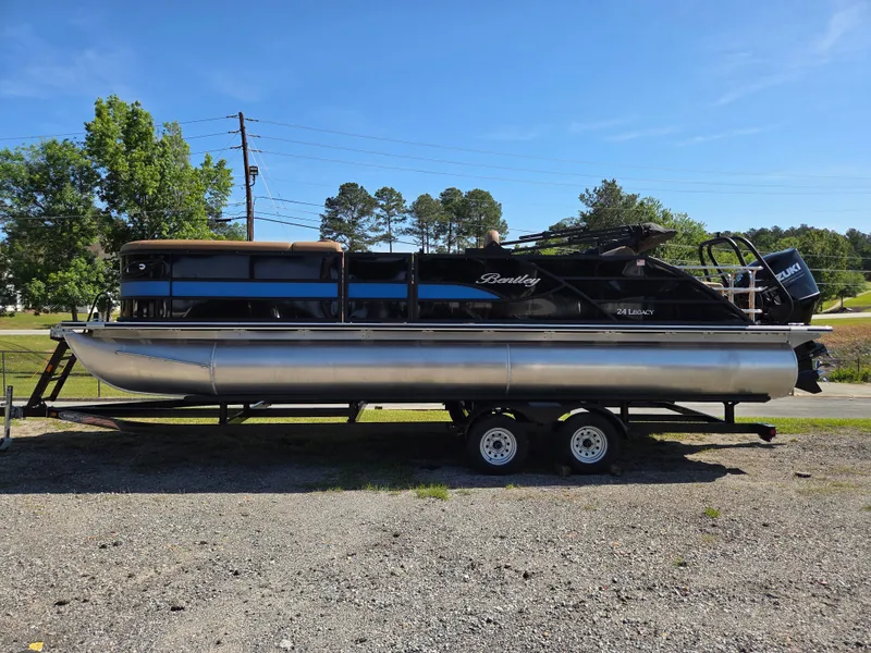Slide: The Image of Bentley Pontoons Legacy 243 SPORT3 Swingback 2026 - 5