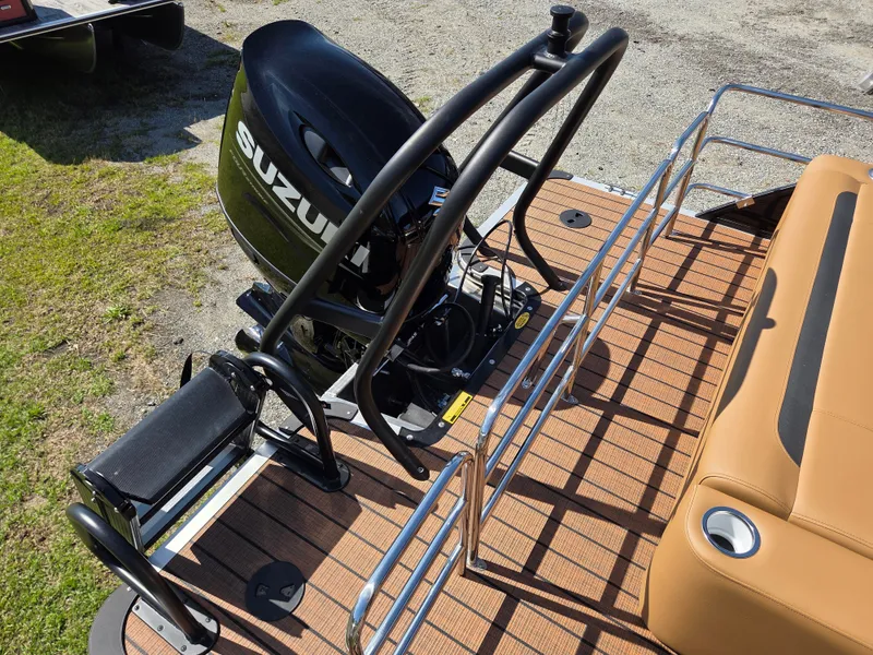 Slide: The Image of Bentley Pontoons Legacy 243 SPORT3 Swingback 2026 - 9