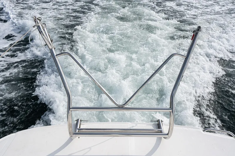 Slide: The Image of Rear view of 2007 Sea Ray 340 Sundancer boat with wake in water. - 18