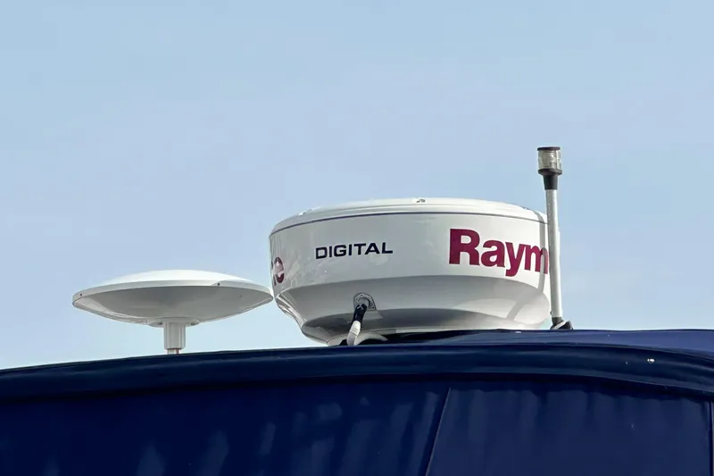 Slide: The Image of Radar equipment on a 2007 Sea Ray 340 Sundancer boat against a clear sky. - 59