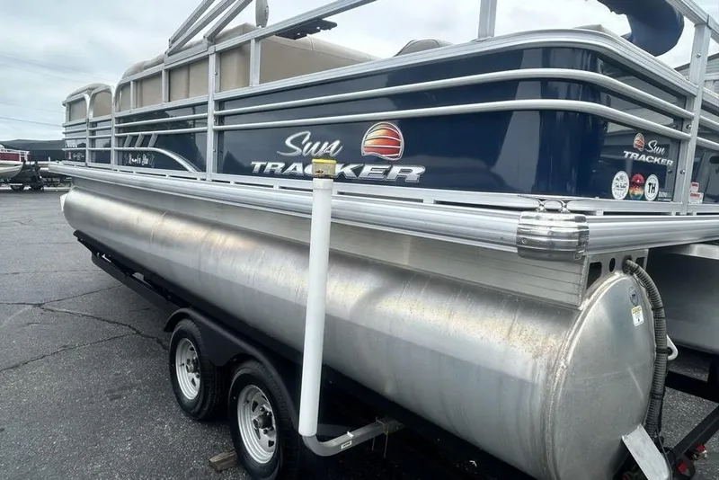 Slide: The Image of 2021 Sun Tracker SportFish 22 DLX pontoon boat on trailer, side view. - 6