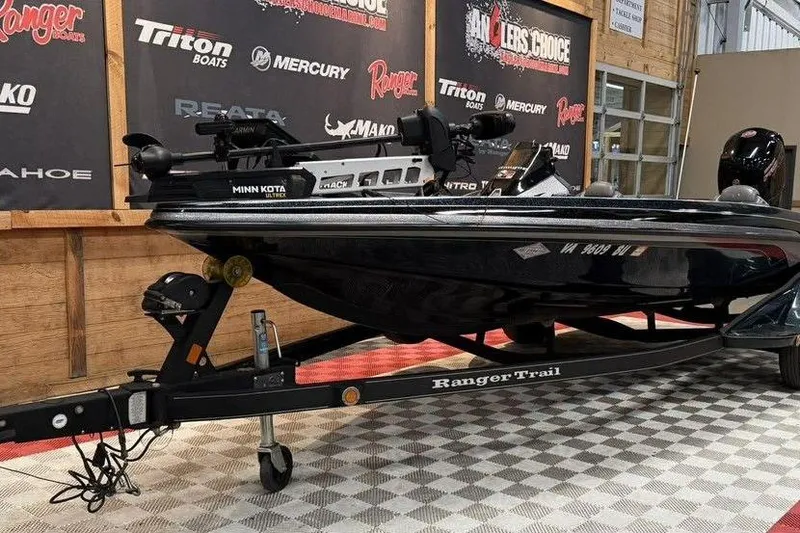 Slide: The Image of 2013 Ranger Z118 boat on trailer in showroom with branded backdrop. - 7