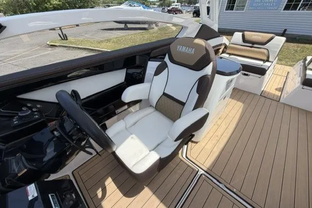 Slide: The Image of 2021 Yamaha Boats 275SD cockpit with luxurious seating and modern steering controls. - 20