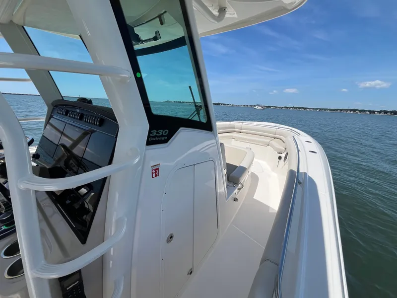 Slide: The Image of Boston Whaler 330 Outrage 2026 - 33