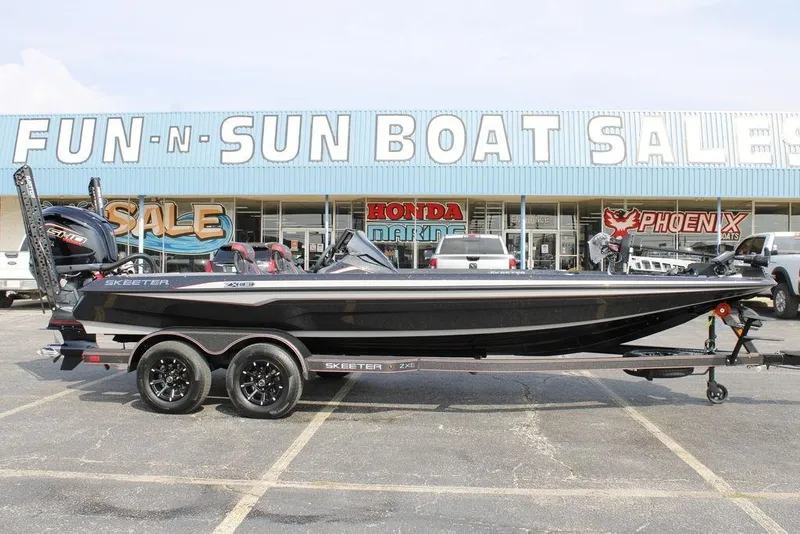 The Image of 2026 Skeeter ZXE21 boat displayed at Fun-N-Sun Boat Sales dealership. - 1