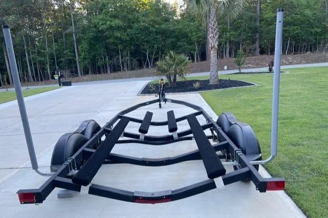 Slide: The Image of Trailer for 2022 Chaparral 23 SSi boat parked on driveway. - 19