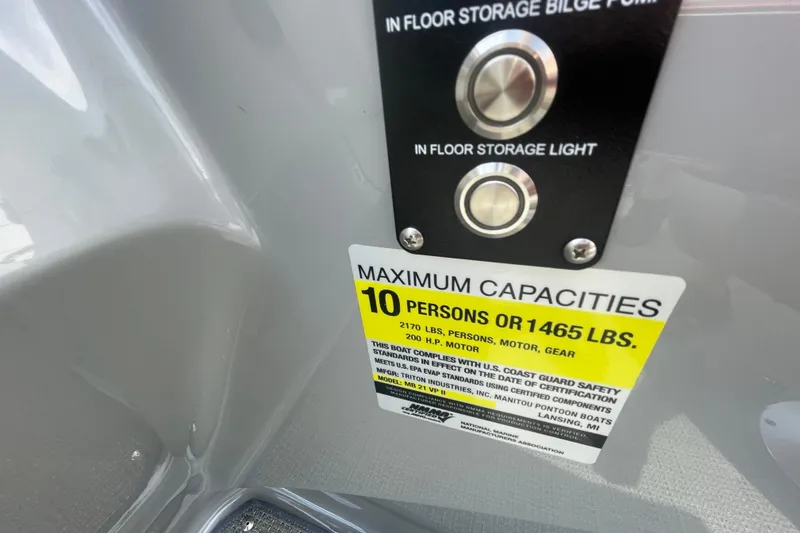 Slide: The Image of 2022 Manitou 23 Oasis capacity label, showing maximum 10 persons or 1465 lbs. - 7