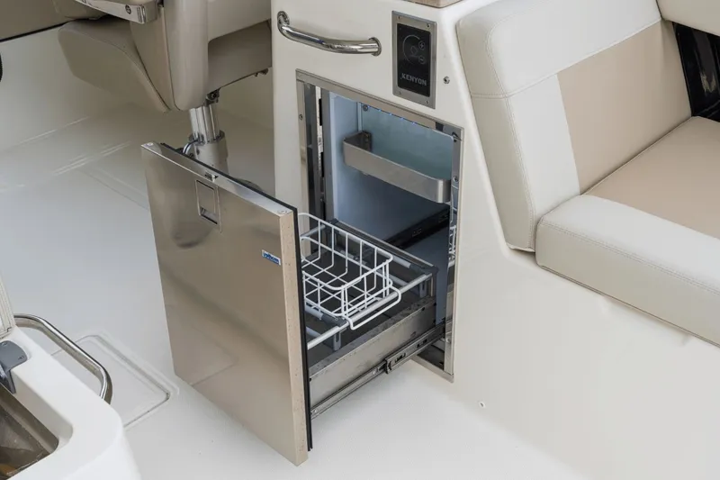 Slide: The Image of Boston Whaler 280 Vantage 2027 - 59