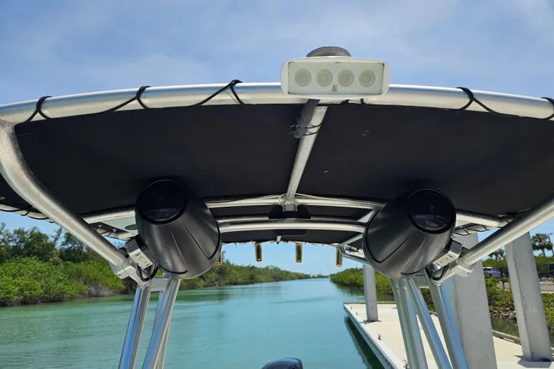 Slide: The Image of T-top view of a 2005 Mako 212 Center Console boat with speakers and light. - 31
