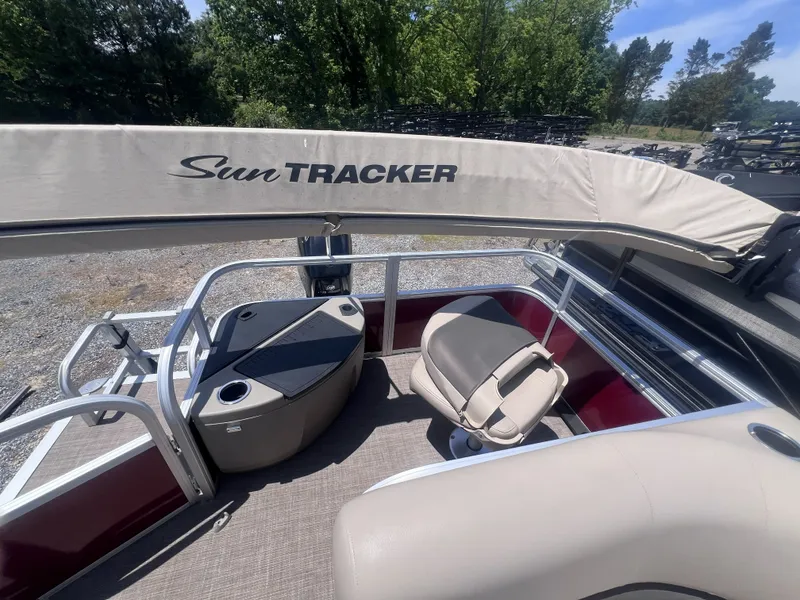 Slide: The Image of Sun Tracker 18 Bass Buggy 2021 - 10