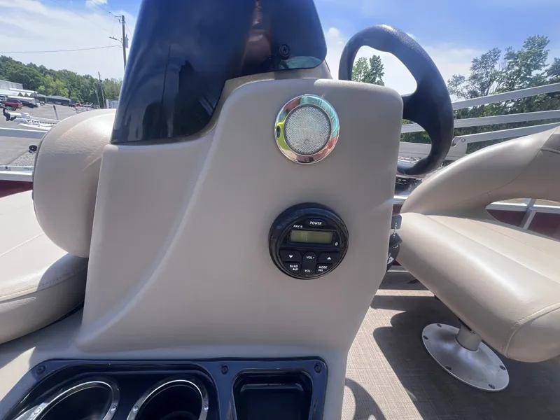 Slide: The Image of Sun Tracker 18 Bass Buggy 2021 - 14