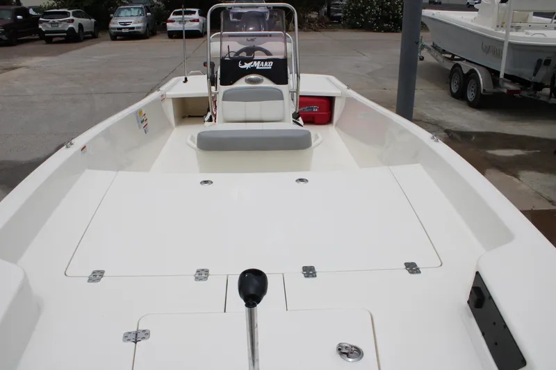 Slide: The Image of 2021 Mako Pro Skiff 17 CC boat, spacious deck, parked outdoors. - 4