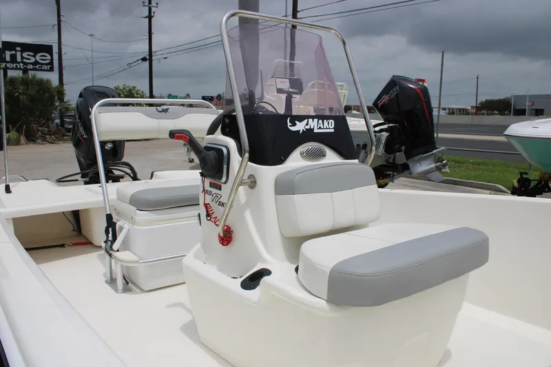 Slide: The Image of 2021 Mako Pro Skiff 17 CC boat interior with seating and console. - 5