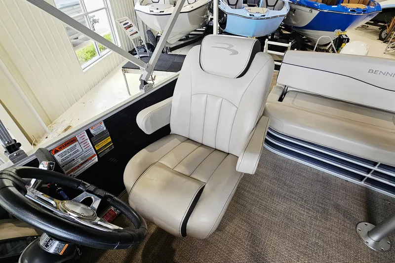 Slide: The Image of Captain's chair in 2019 Bennington 21 SX Swingback pontoon boat interior. - 10