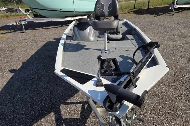 Slide: The Image of 2022 G3 Sportsman 1610 fishing boat with trolling motor and seating on display. - 1