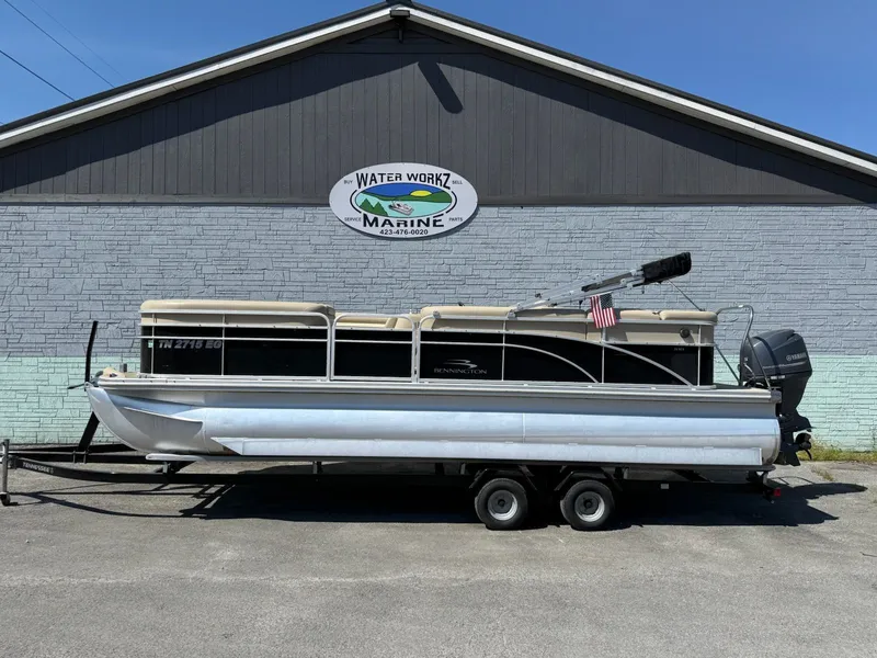 The Image of Bennington 24SLX 2014 - 1